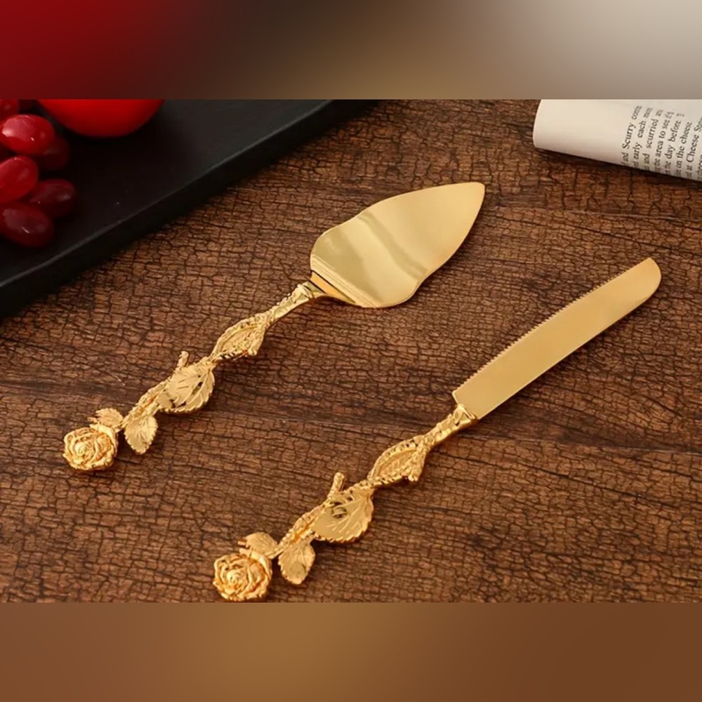 Gorgeous cake cutting set - brand new in box